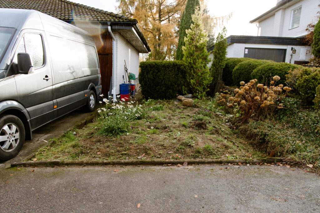 Igenväxt garageuppfart innan plattläggning i Värnamo