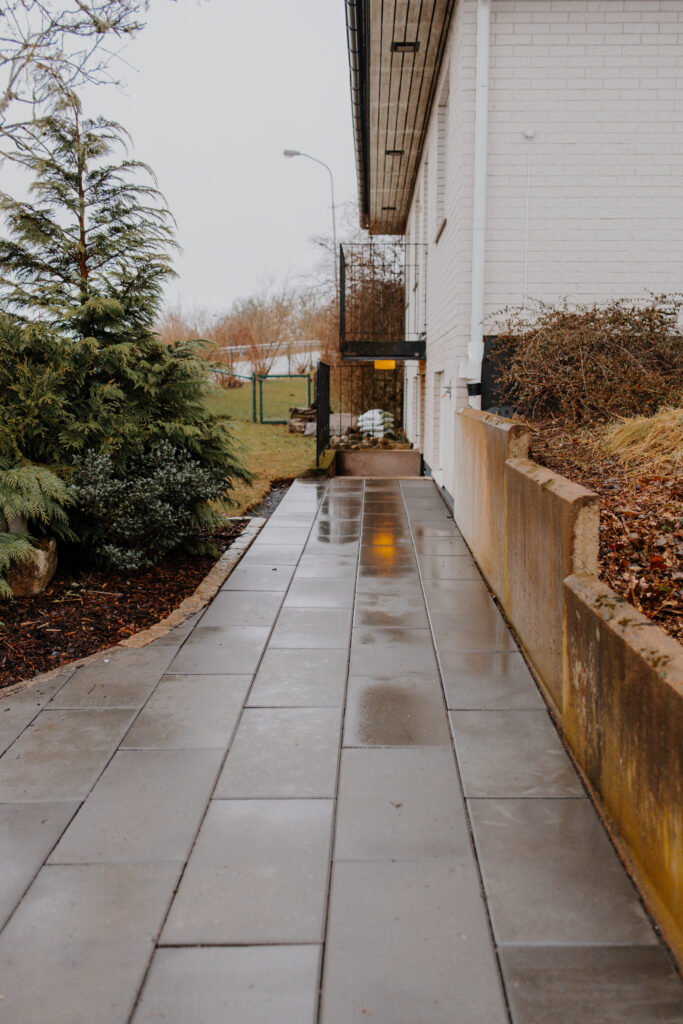 Ny plattläggning hos kund i Värnamo utförd av Söderqvist Gräv AB