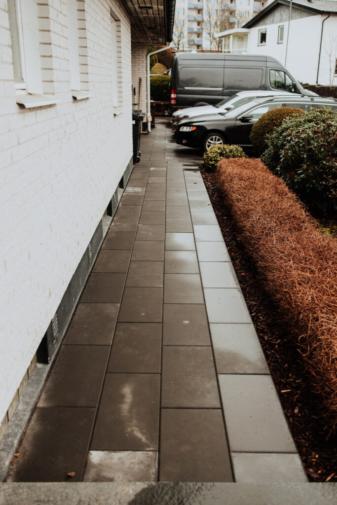 Ny plattläggning hos kund i Värnamo utförd av Söderqvist Gräv AB