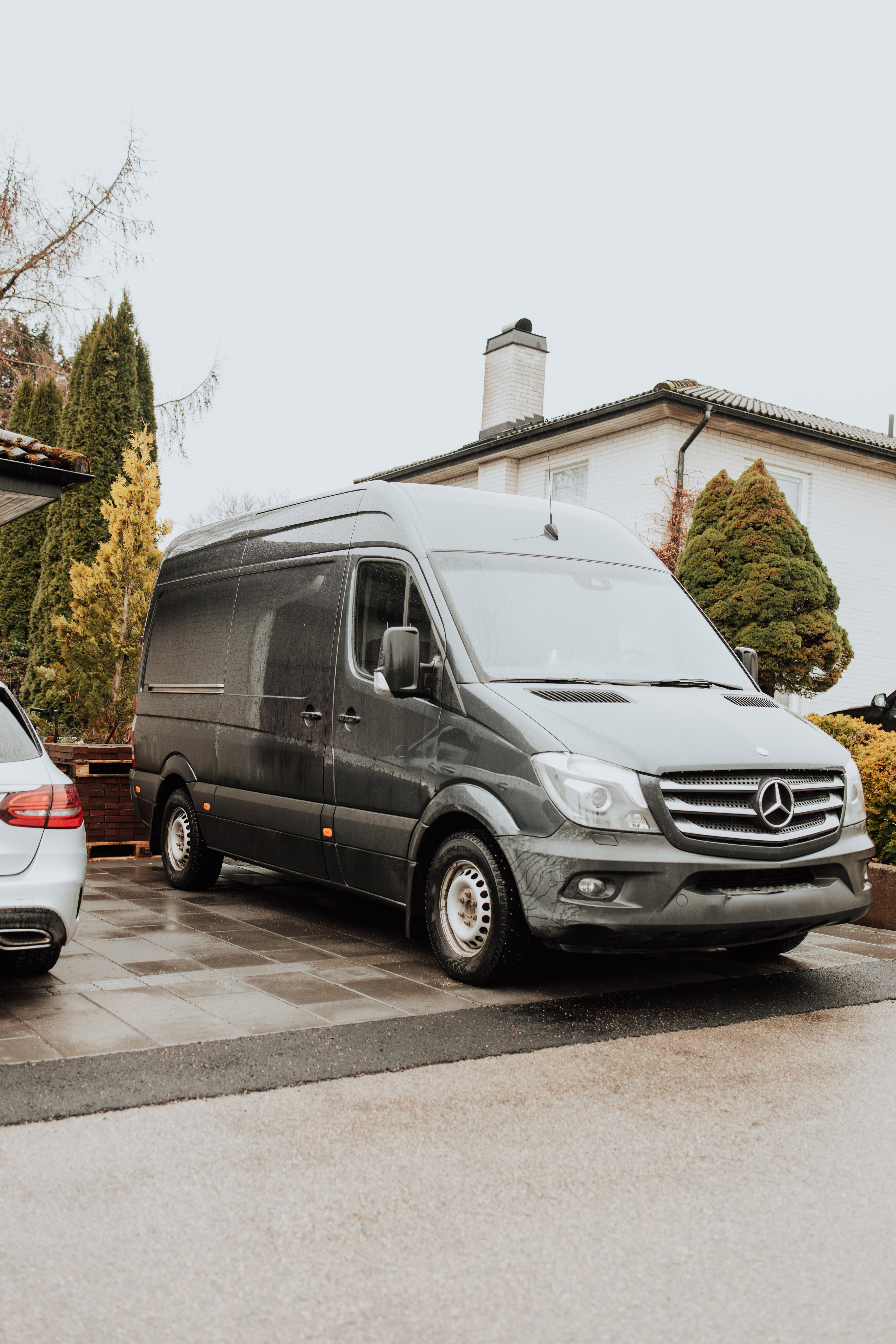 Ny garageuppfart med plattor utförd av Söderqvist Gräv AB