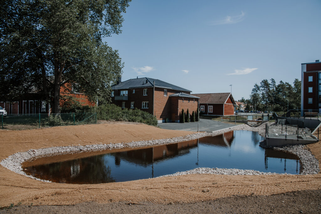 Anläggning av damm vid Mejeriets vård- och omsorgsboende i Skillingaryd utfört av Söderqvist Gräv AB