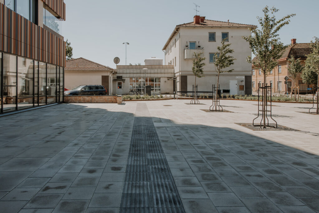 Plattläggning vid Mejeriets vård- och omsorgsboende i Skillingaryd utfört av Söderqvist Gräv AB